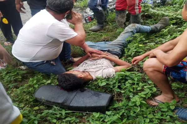 El herido fue asistido por los moradores del sector, antes de la llegada de los organismos de socorro. ,Cortesía