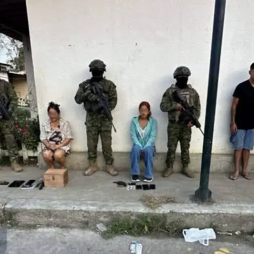 Detienen a tres sospechosos con armas y decomisan drogas en Calceta