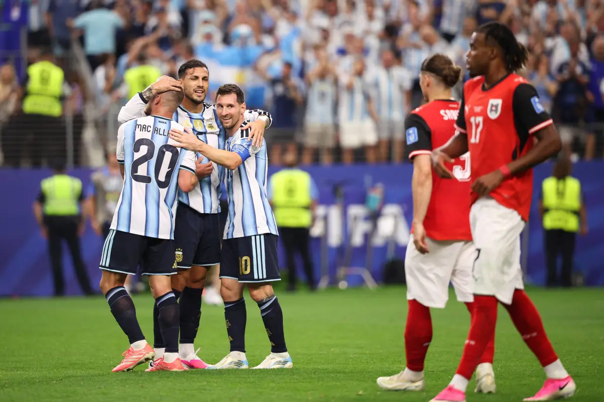 Alexis Mac Allister, Leandro Paredes y Lionel Messi de Argentina celebrando un tanto del astro ante Austria., Foto por MI NEWS / NURPHOTO / NURPHOTO VIA AFP
