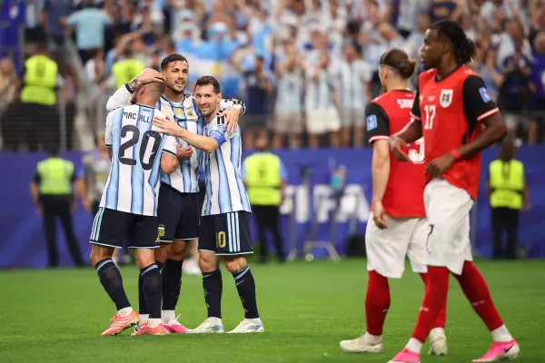 Alexis Mac Allister, Leandro Paredes y Lionel Messi de Argentina celebrando un tanto del astro ante Austria. ,Foto por MI NEWS / NURPHOTO / NURPHOTO VIA AFP
