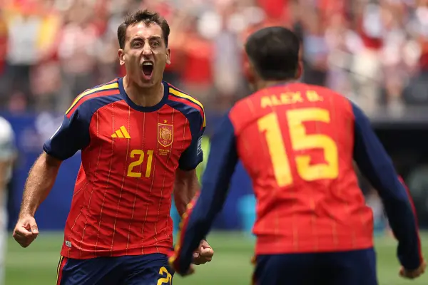 Oyarzabal destacó con un doblete que pone a España en octavos de final. ,ETIENNE LAURENT / AFP