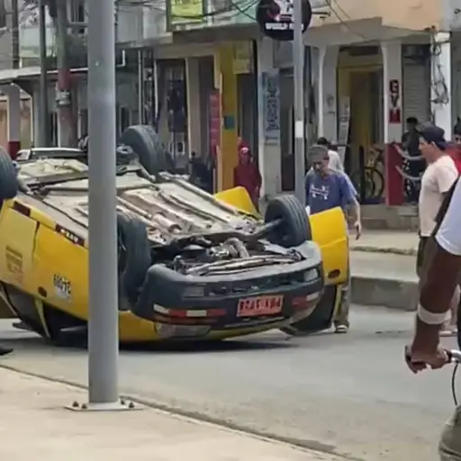 Taxi se vuelca tras perder el control en Chone