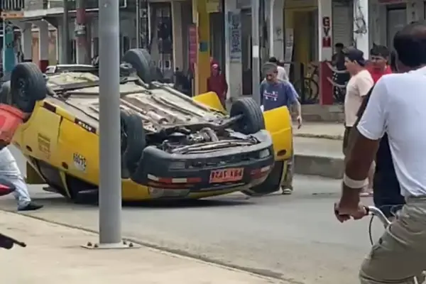 El taxi quedó volcado en plena vía causando congestión vehicular. ,Cortesía