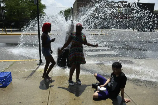 Ciudadanos aprovechas piletas, hidrantes y todo tipo de fuentes de agua para refrescarse. ,OCTAVIO JONES/AFP.
