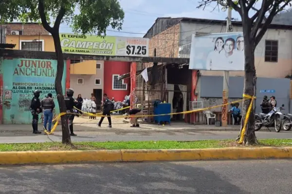 La Policía delimitó el área donde ocurrió el atentado y recolectó varias evidencias. ,El Diario