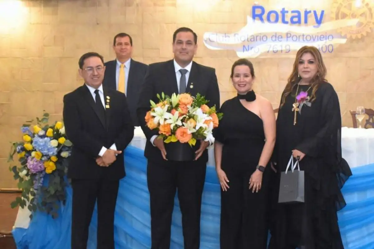 Jorge Quijano (centro) es el nuevo presidente del Club Rotario, mientras que Karina Briones (der.) es presidenta del Comité de Cónyuges.
