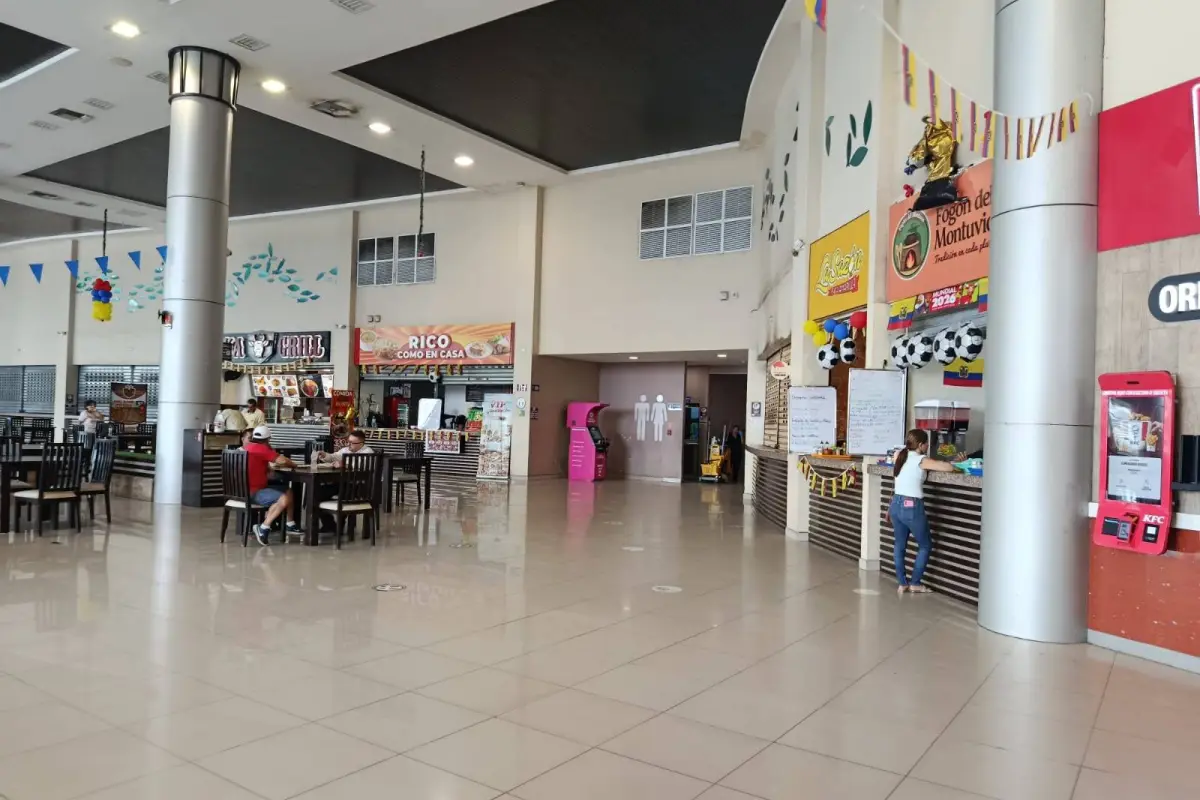 En el patio de comidas de la terminal solo funcionan cinco locales., El Diario