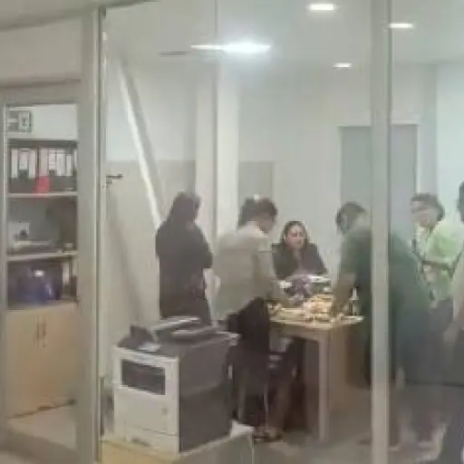 Hospital Los Ceibos aplica medidas disciplinarias tras video viral de empleados reunidos durante la jornada laboral