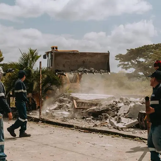 Guayaquil intensifica control de invasiones en Mi Lote 2 con demolición de estructuras irregulares y hallazgo de armamento