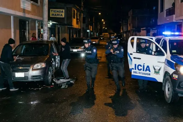 La Policía llegóal lugar tras la alerta de los vecinos sobre la presencia de delinncuentes en la zona. ,Foto: Referencia generada con IA