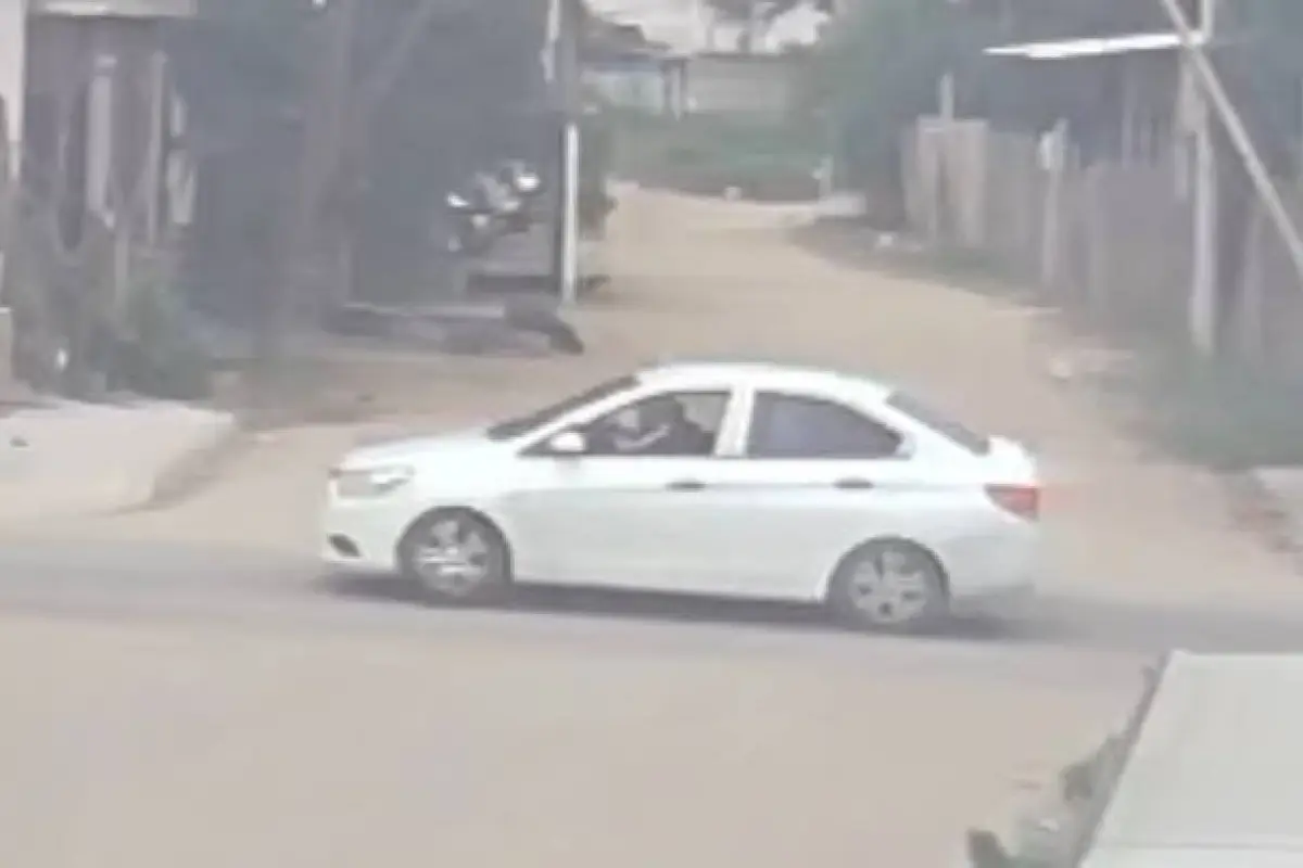 Cámaras de seguridad han grabado al mismo auto de color blanco rondando en sector de Los Gavilanes., Foto: Cortesía