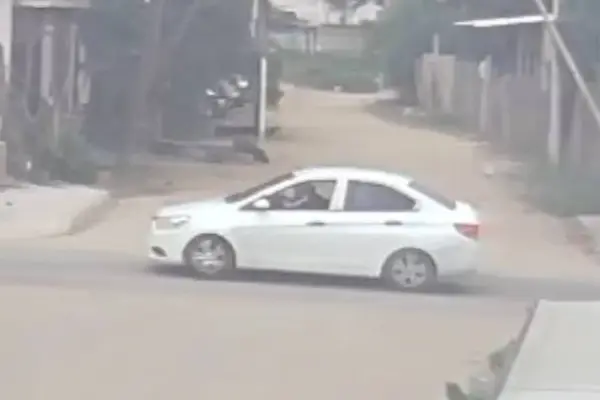 Cámaras de seguridad han grabado al mismo auto de color blanco rondando en sector de Los Gavilanes. ,Foto: Cortesía