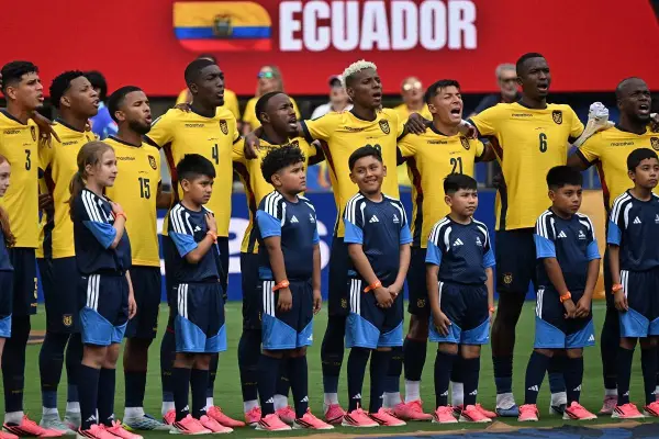 Jugadores de Ecuador cantan el himno en el cotejo de 16avos del Mundial 2026.