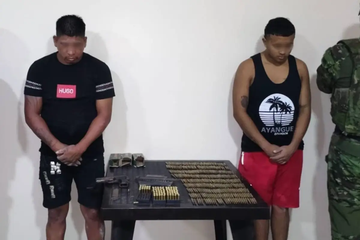 Los dos detenidos fueron puestos a órdenes de la justicia junto con las evidencias incautadas en el operativo., Foto: Fuerzas Armadas