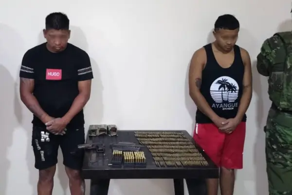 Los dos detenidos fueron puestos a órdenes de la justicia junto con las evidencias incautadas en el operativo. ,Foto: Fuerzas Armadas