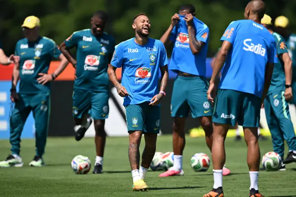 El delantero brasileño Neymar (C), número 10, se ríe durante una sesión de entrenamiento en las instalaciones de entrenamiento de Columbia Park en Morristown, Nueva Jersey, el 3 de julio de 2026, antes del partido de octavos de final del Mundial de 2026. ,MAURO PIMENTEL/AFP.