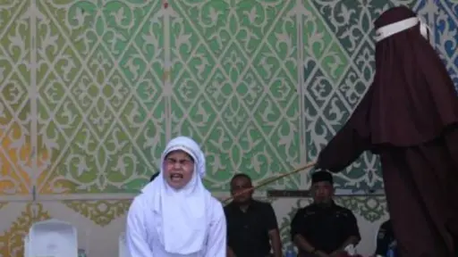 Castigo en Indonesia: Pareja recibe 21 latigazos tras besarse en una transmisión en vivo de TikTok