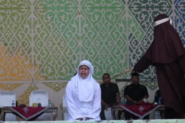 Castigo en Indonesia: Pareja recibe 21 latigazos tras besarse en una transmisión en vivo de TikTok