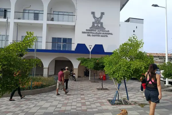 Municipio de Manta funcionó con puertas cerradas mientras avanzan las investigaciones por el asesinato de un funcionario. ,El Diario