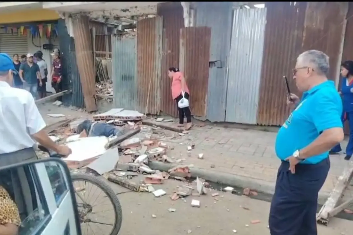 El adulto mayor quedó tirado en el piso rodeado de escombros., Cortesía