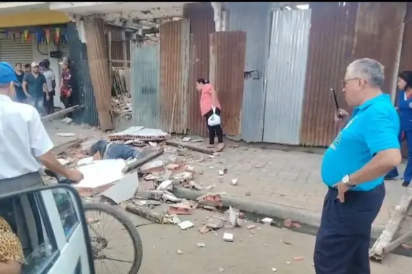 El adulto mayor quedó tirado en el piso rodeado de escombros. ,Cortesía