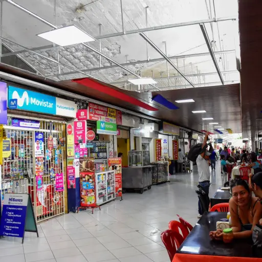 Caída del cielo raso evidencia deterioro de la terminal terrestre de Portoviejo