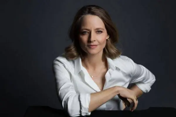 La actriz Jodie Foster cuestionó la película F1, protagonizada por Brad Pitt, al asegurar que le dio la impresión de haber sido creada con inteligencia artificial. ,Redes sociales