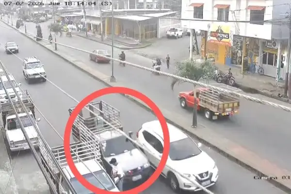 El accidente quedó grabado en videos de las cámaras de seguridad del sector. ,Cortesía
