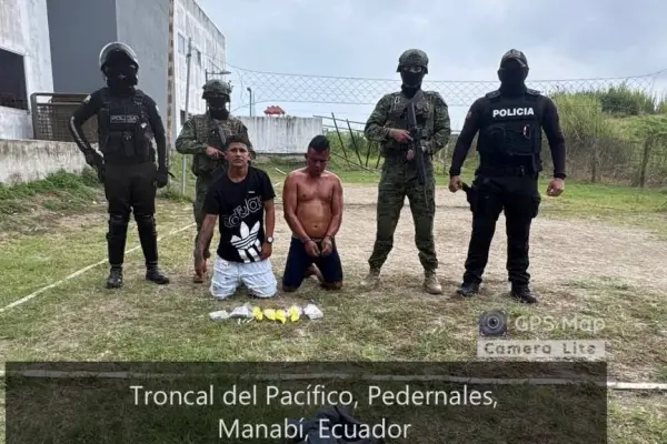 Los detenidos junto a las evidencias encontradas. ,Cortesía