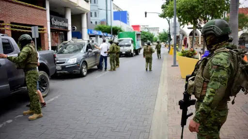 Militares intensifican operativos en el centro de Portoviejo