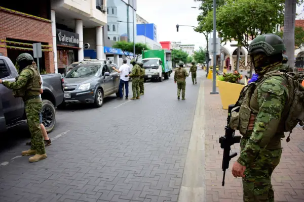 Los militares realizaron operativos en el centro y revisaron los vehículos. ,El Diario
