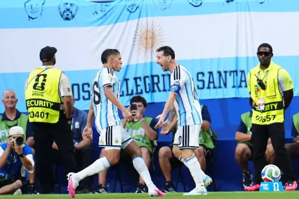 Lionel Messi y Lisandro Martínez celebran uno de los goles de Argentina ante Cabo Verde
