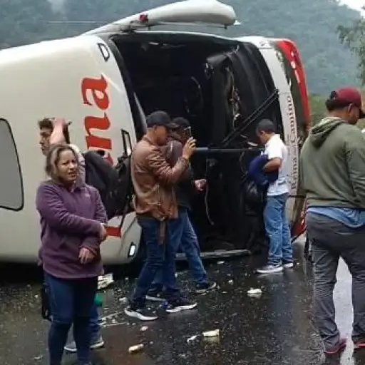 Accidente de bus en la vía Aloag-Santo Domingo deja heridos 