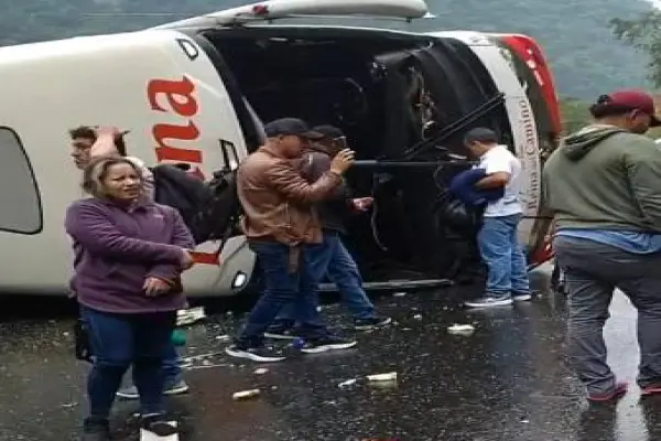 Varios pasajeros resultaron heridos luego del vuelco del bus. ,Redes sociales