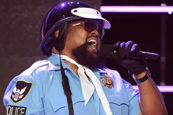  Victor Willis, de Village People, en el escenario durante la ceremonia de los Streamy Awards de 2017. ,KEVIN WINTER / GETTY IMAGES NORTH AMERICA / AFP 