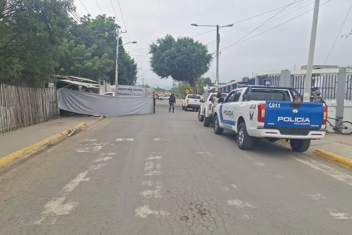 Agentes policiales llegaron a la escena del crimen para dar inicio a las investigaciones. 