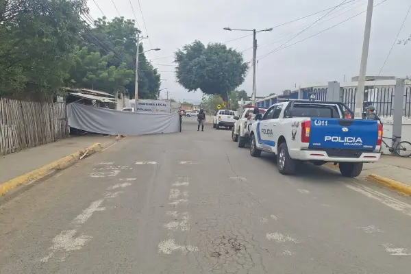 Agentes policiales llegaron a la escena del crimen para dar inicio a las investigaciones. 