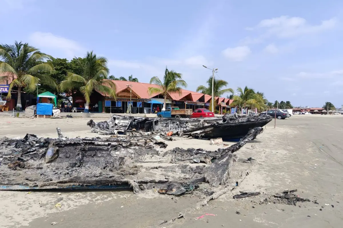 Los restos carbonizados de diez lanchas aún permanecen sin ser retirados de la playa de Tarqui., El Diario