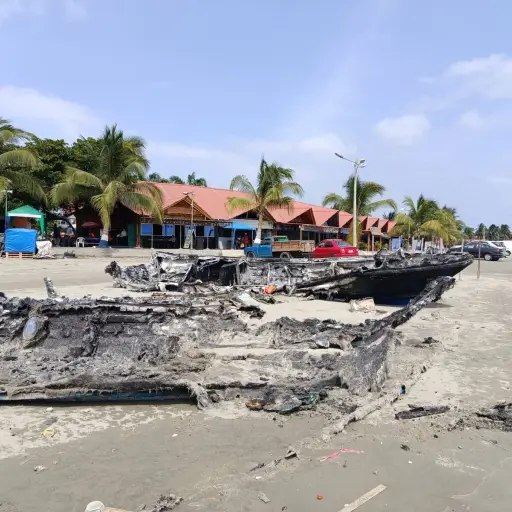 Restos de lanchas quemadas en incendio de la rada persisten en Playita Mía y afectan al turismo