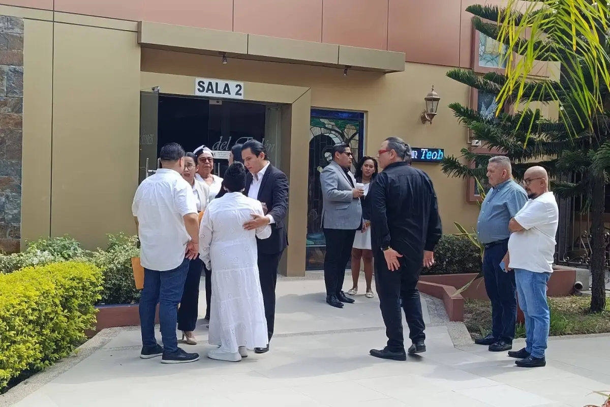 Familiares  amigos acuden a Jardines del Edén para dar el último adiós a Lenin Arroyo Batán. , El Diario