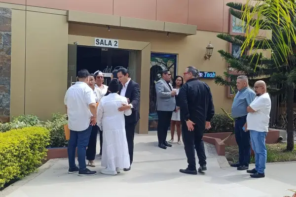 Familiares  amigos acuden a Jardines del Edén para dar el último adiós a Lenin Arroyo Batán.  ,El Diario