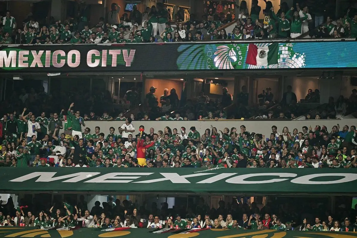 Hinchas mexicanos en las gradas del estadio Azteca, la noche del martes.