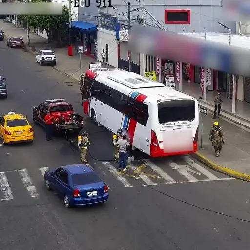 Incendio en bus de pasajeros en Portoviejo genera caos 