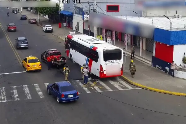 Una presunta avería hizo que el sistema de frenos de un bus de transporte urbano empezara a incendiarse. ,Cortesía
