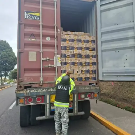 Aduana decomisa 2.400 cajas de cerveza durante un operativo en Quito