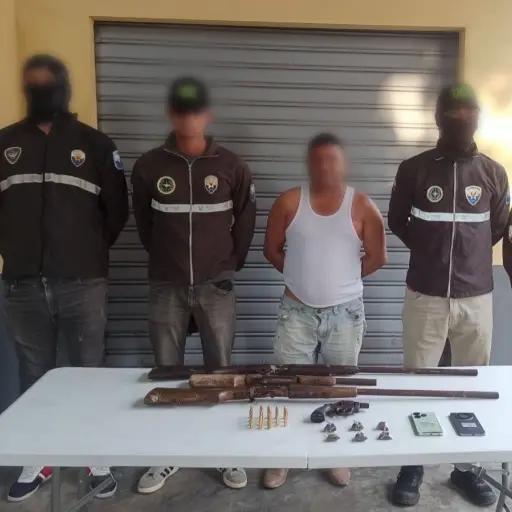 Capturan a líder de banda con arsenal y drogas