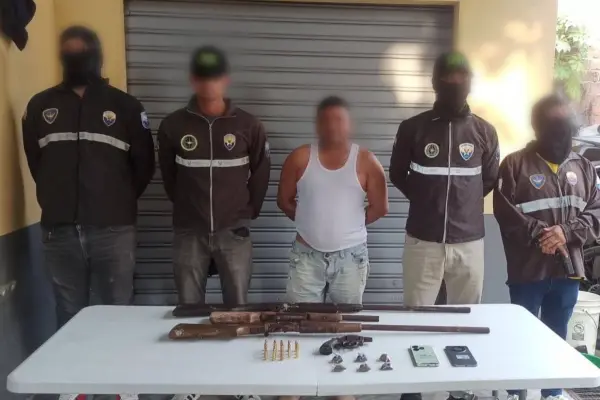 Roy y el armamento incautado durante un operativo policial. ,Cortesía