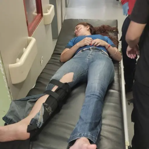 Accidente de motocicletas deja dos jóvenes heridos en pleno centro de la ciudad