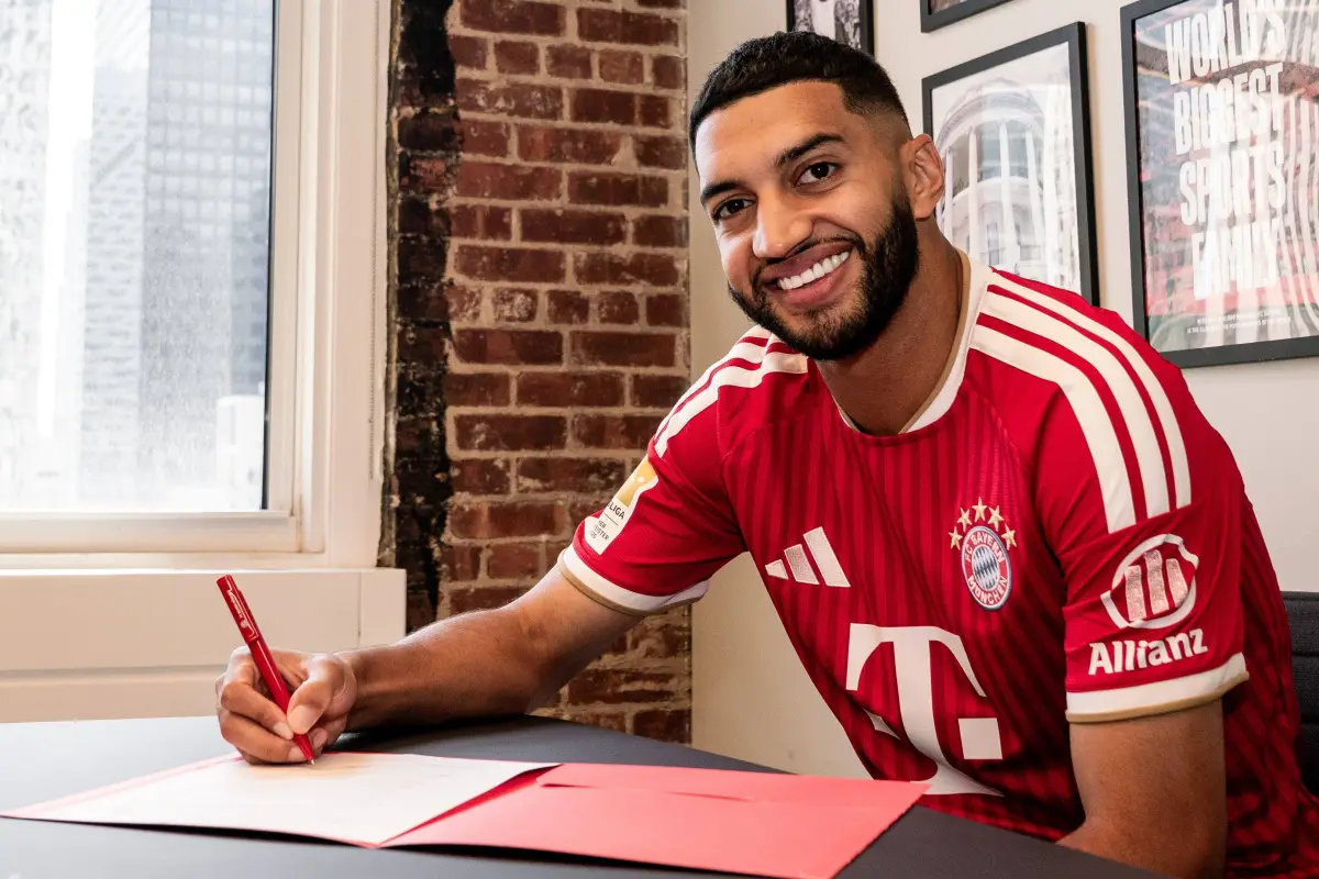 La firma del contrato de Ismael Saibari con el FC Bayern, X: @FCBayern