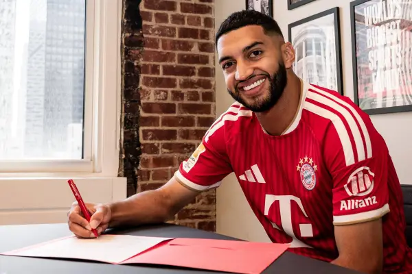 La firma del contrato de Ismael Saibari con el FC Bayern ,X: @FCBayern